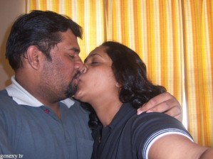 Hot Kissing Bhabhi