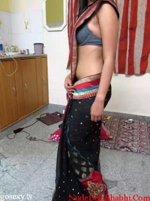 bhabhi in saree removing bra