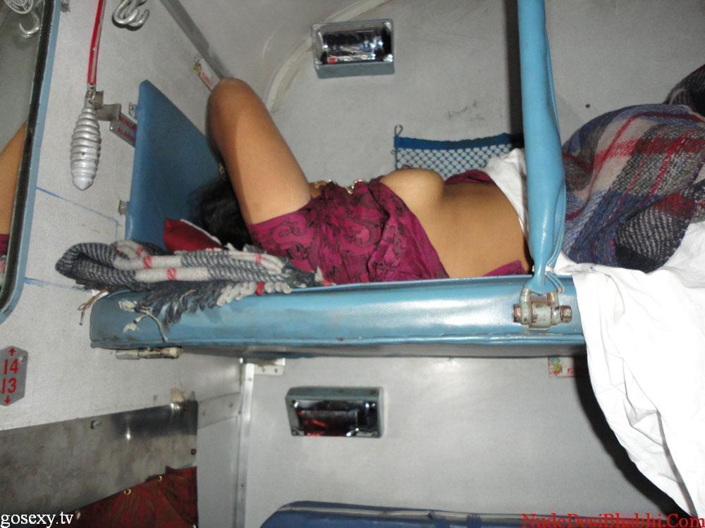 Indian bhabhi Auntie Fucking Nude in Train