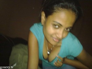 sexy bitch indian desi girlfriend removing too bra and fucking with boyfriend-2