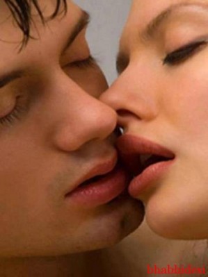 Horny College Girls And Couples Kissing Images 1