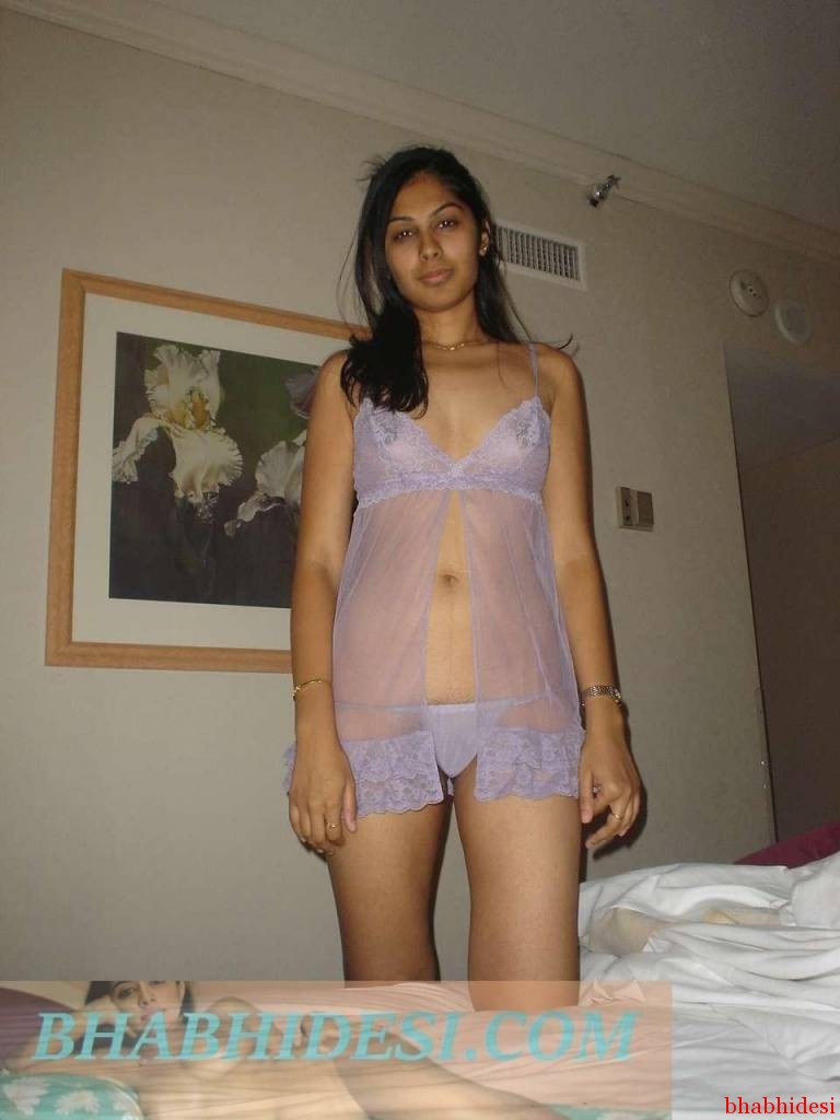CUTE AND SEXY INDIAN GIRLFRIEND REMOVING CLOTHE