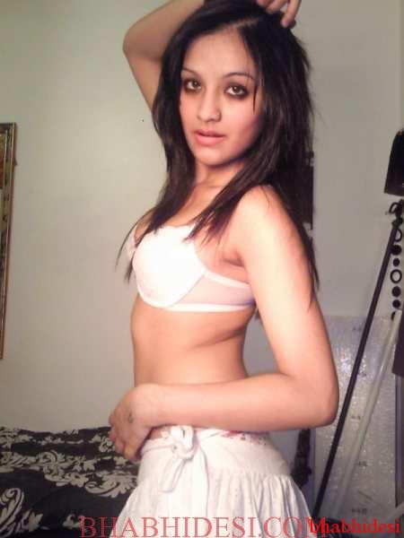 450px x 600px - Sexy Hot Babe Nishi From Dehradun Exposing Her Boobs