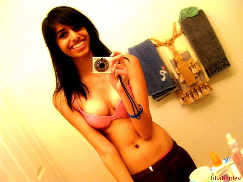 800px x 600px - Hot Desi Young School Girl In Bra and skirt