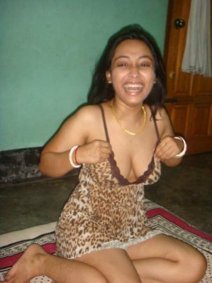 bhabhi showing boobs and cleavage