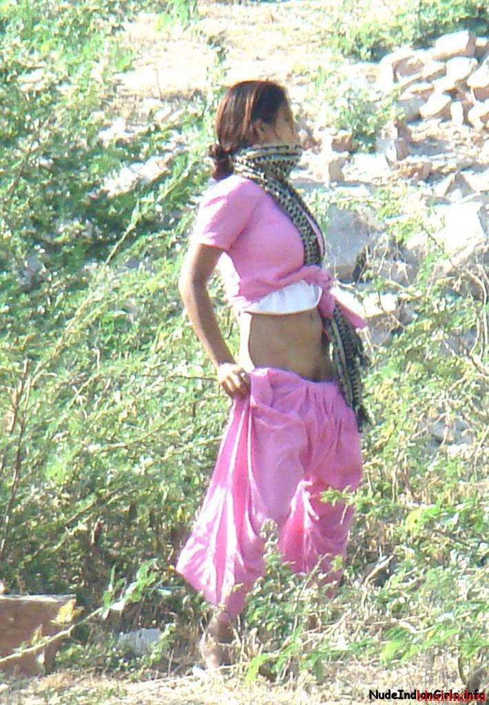 Indian Aunty Peeing in Outdoor Pics