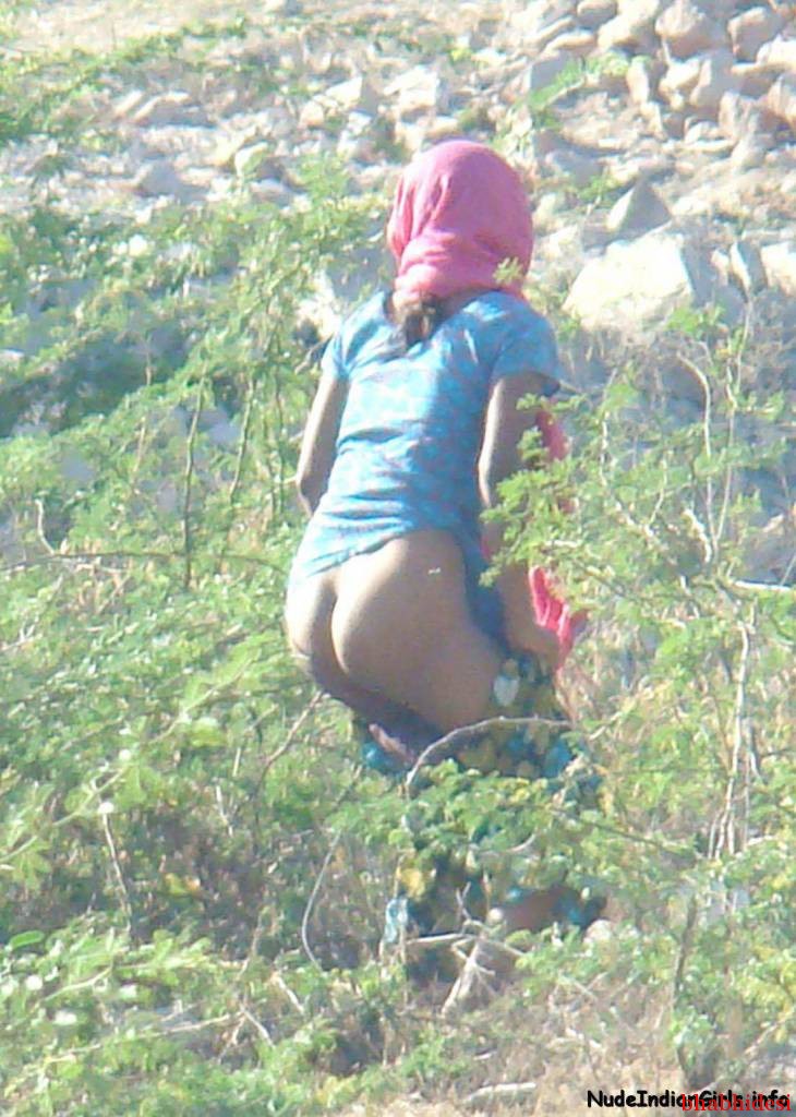 Indian Pissing Galleries - Indian Aunty Peeing in Outdoor Pics