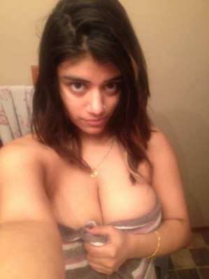 cuteindiangirlshowingcleavage-14299840284kng8