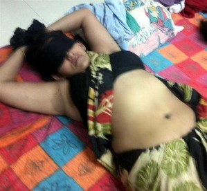 bhabhi bedroom naked navel removing saree pic