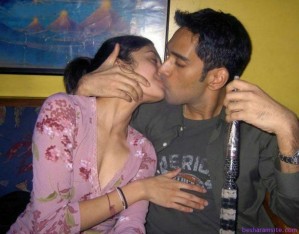 Indian hot cuple kiss sex bedroom photos