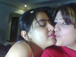 nude delhi girls kissing hostel selfie