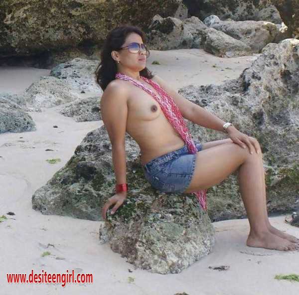 Sexy Indian girl Topless Mumbai Beach