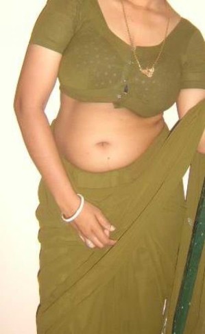 tamil aunite showing cleavage in blouse