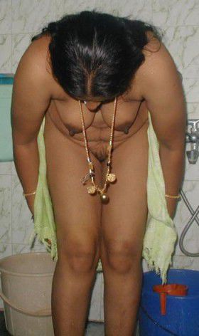 Horny Desi Aunty nangi bathroom images