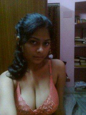 Hot Desi Mumbai Girl Taking Naked selfi