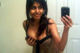 indian girl sexy nude boobs pressing selfies