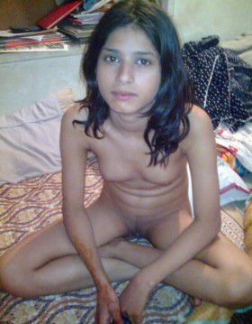 sexy desi indian girl posing her hot small boobs