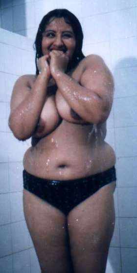 shy bhabhi naked bath xx