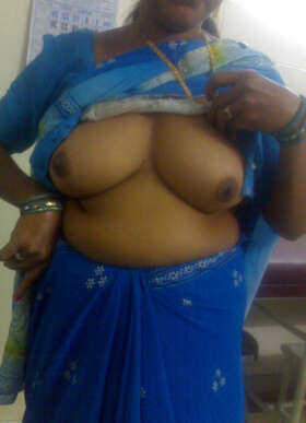 mature desi bhabhi showing mast boobies