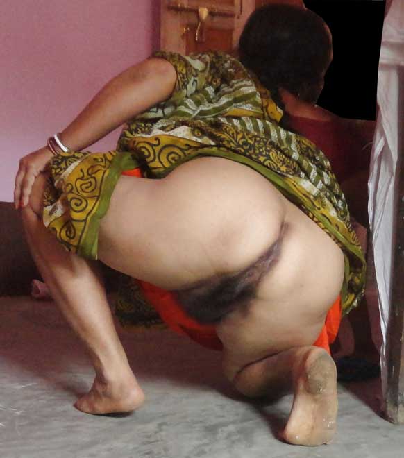 582px x 660px - Indian Aunty Showing Her Mature hairy Pussy