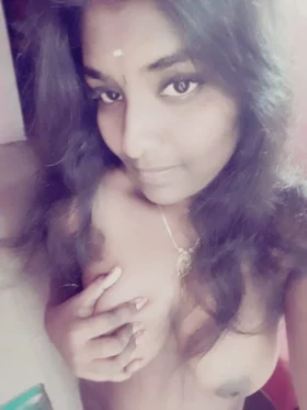 dark Tamil teen's showing tits
