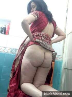 aunty showing ass