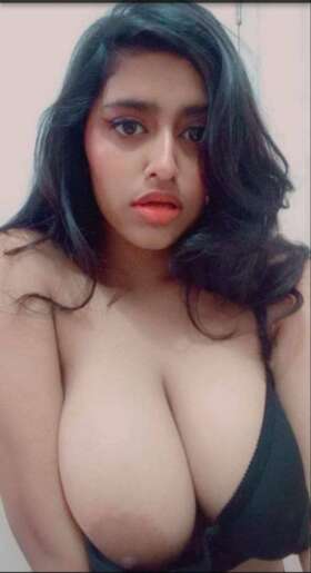 Big boob Indian girl Sanjana nude selfies
