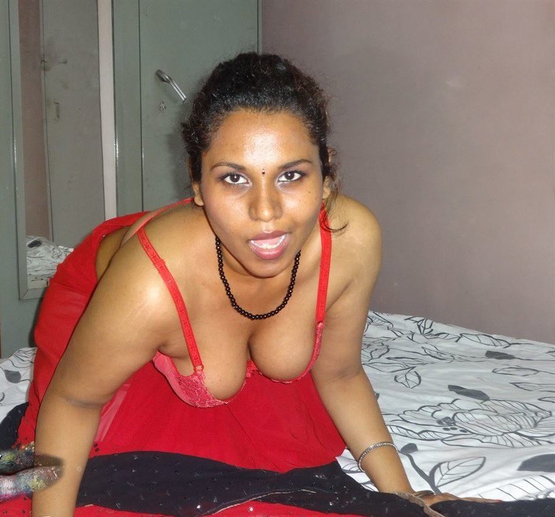 lovely aunty showing her boobs